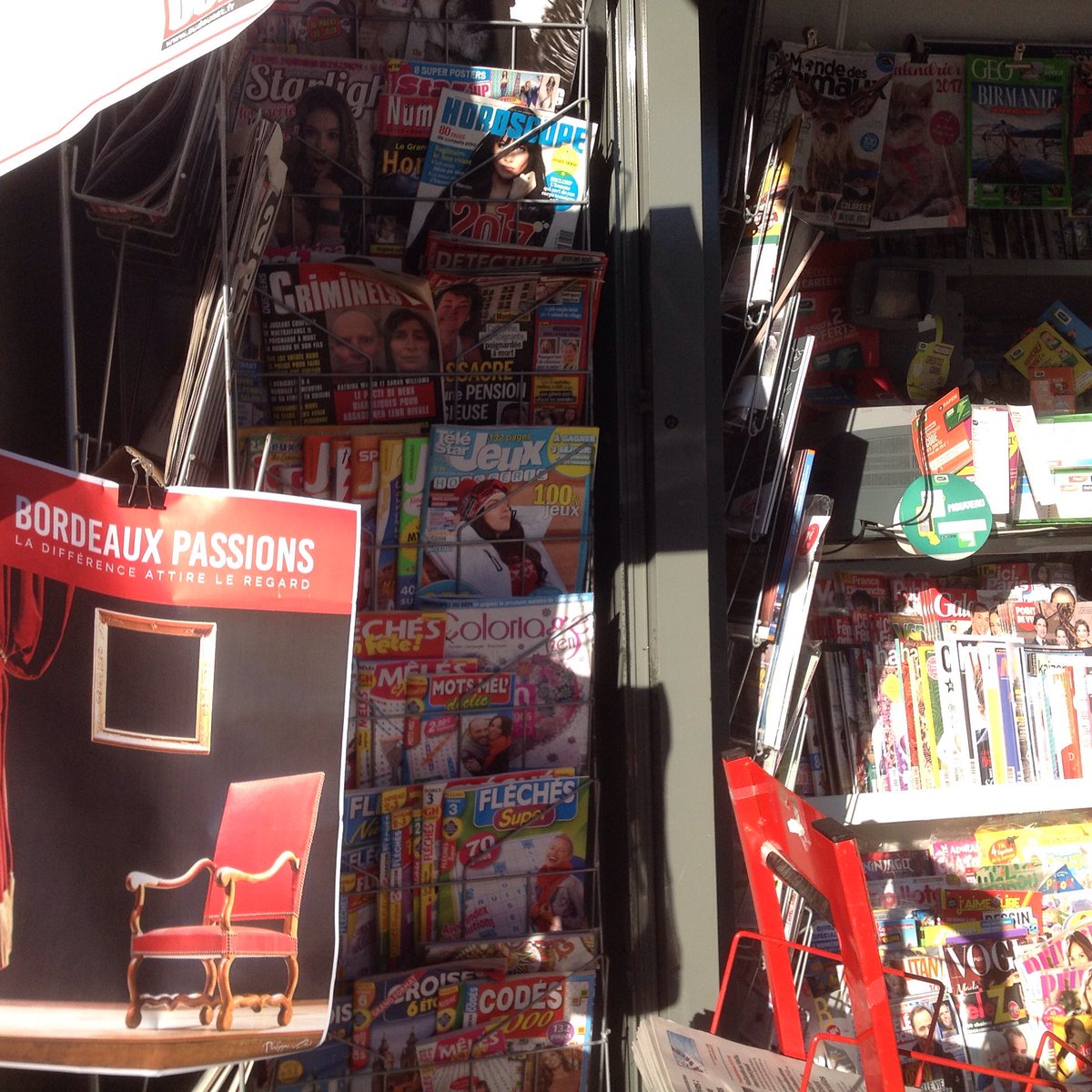 YourCom33's tweet photo. Ravi de vous présenter #BordeauxPassions le nouveau magazine culturel sur @BDX_Culture en français / anglais déjà en kiosques À @Bordeaux ! https://t.co/hDCGcp1qwG