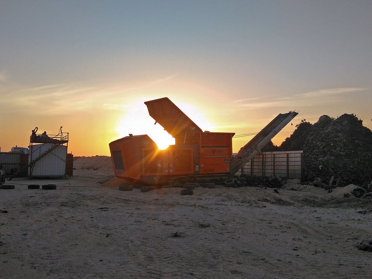 arjes_de's tweet photo. Schreddern in der Wüstensonne auf dem Reifenfriedhof in Kuwait https://t.co/gNoknaLCdt #arjes #shredder #kuwait #tires #recycling https://t.co/PXWu3UXeil