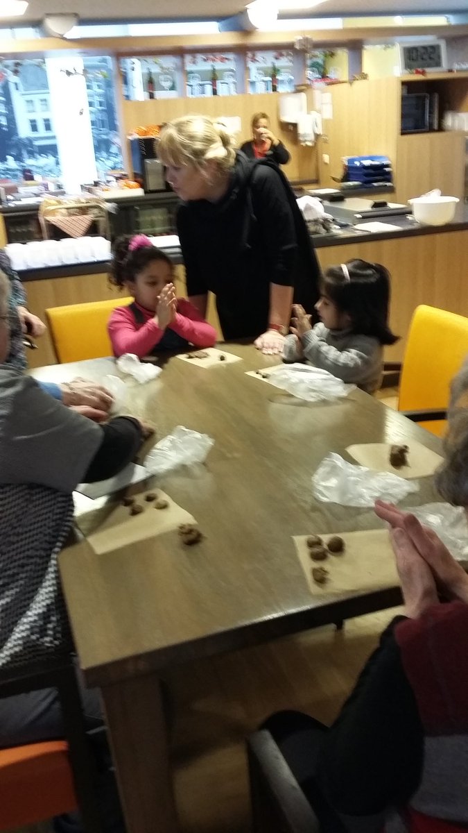 WZF_Activiteit's tweet photo. Vanmorgen kwamen kleuters van de @laetareschool op bezoek bij de #uiterton #woonzorgflevoland om samen heerlijke pepernoten te bakken https://t.co/So0u0C7oGQ