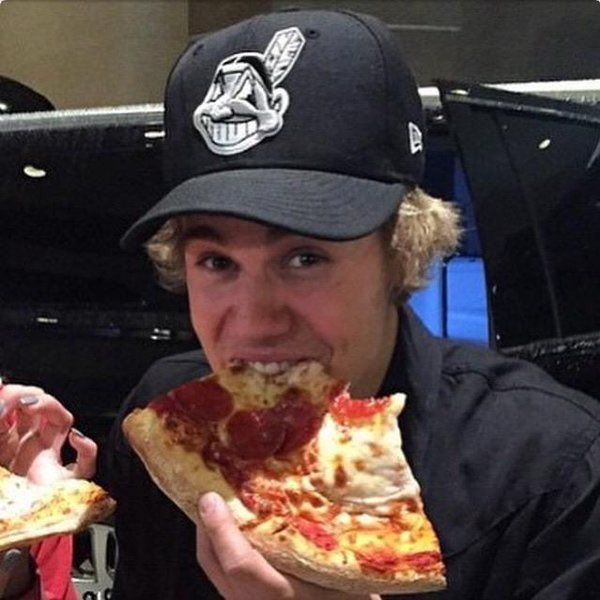 biebersomadz's tweet photo. my life: justin bieber x pizza https://t.co/LlSn9hQsep