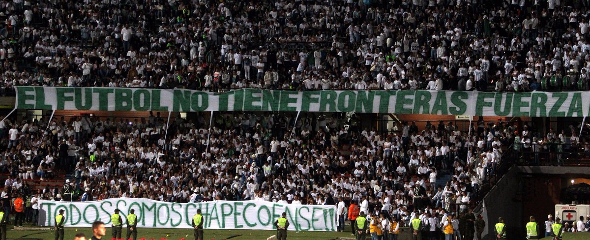 tiempocerofm's tweet photo. Emotiva ceremonia se llevó a cabo en el Atanasio Girardot de Medellín en honor al #Chapecoense| #ForcaChape 💚✊👏⚽️
📷EFE/@Lucho_Noriega https://t.co/SNbbMXS0fT