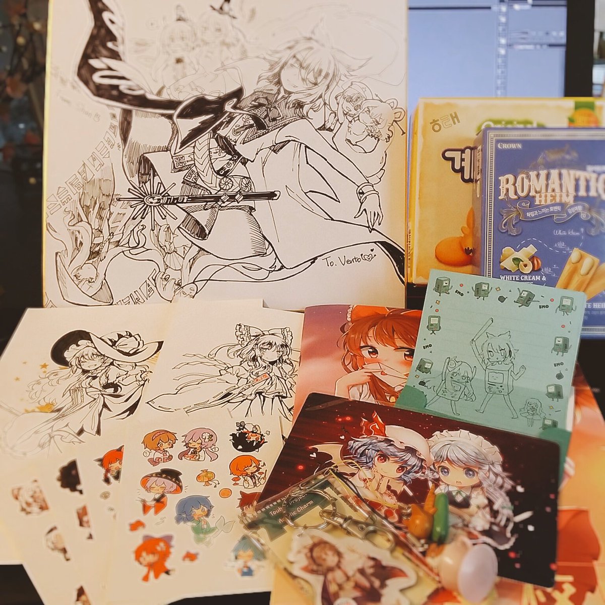 (ง˘ω˘)วシャンさんからの色々同人物届いた...!!食べ物も…神霊廟+aの色紙かっこかわいい('ω`)レイマリもウワアアミシャさんのシールまで…(昇天 