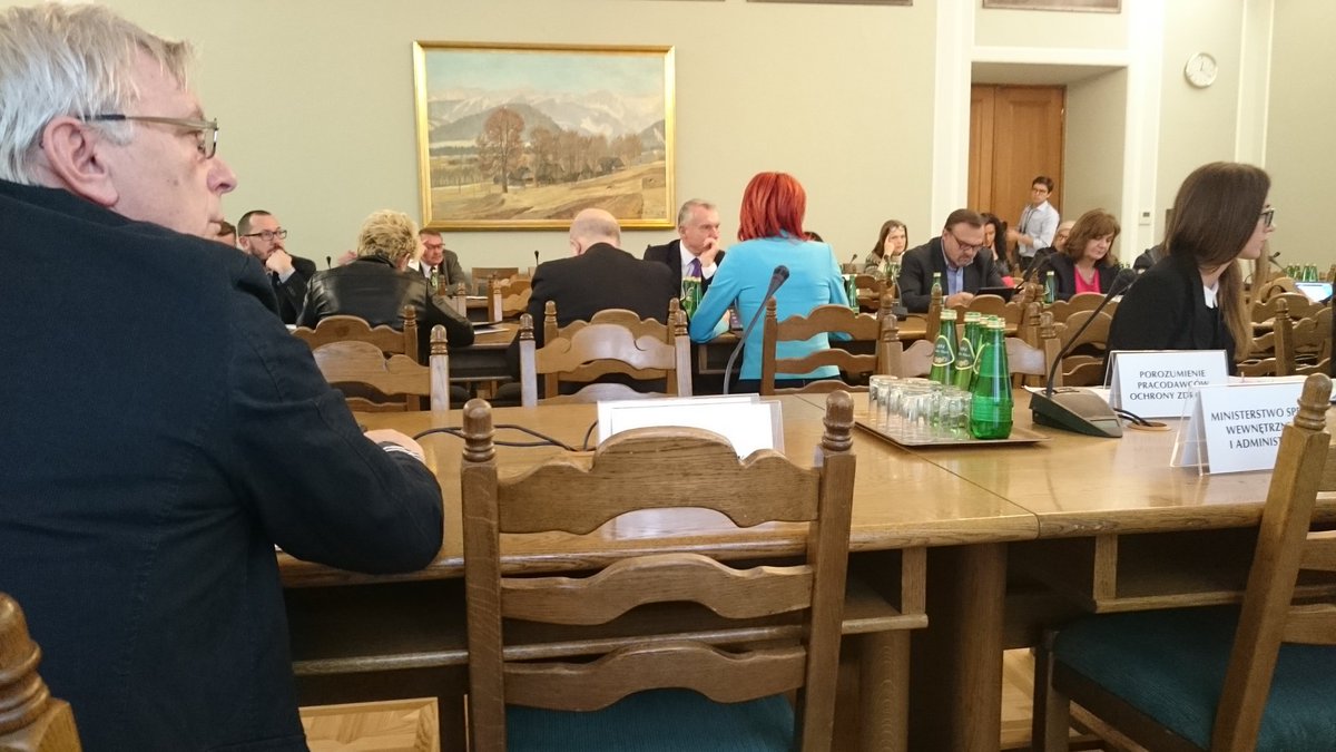 KancelariaSejmu's tweet photo. Na Komisji Zdrowia o nieprawidłowościach w dystrybucji leku #Altram z udziałem m.in.wiceministra K.Łandy i przedst. #GIF @MinZdrowia #Sejm https://t.co/Va2BHl8iVu