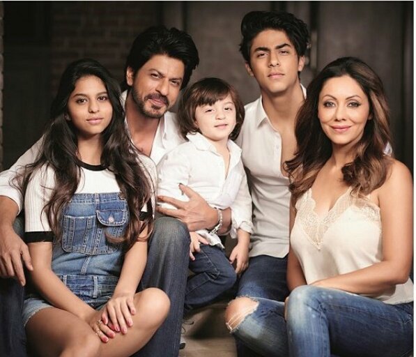 GauriFann's tweet photo. The great family portrait by #KhanFamily #ShahRukhKhan #GauriKhan #AryanKhan #SuhanaKhan #AbRamKhan the best family Masha Allah https://t.co/DRj4bfpvuW