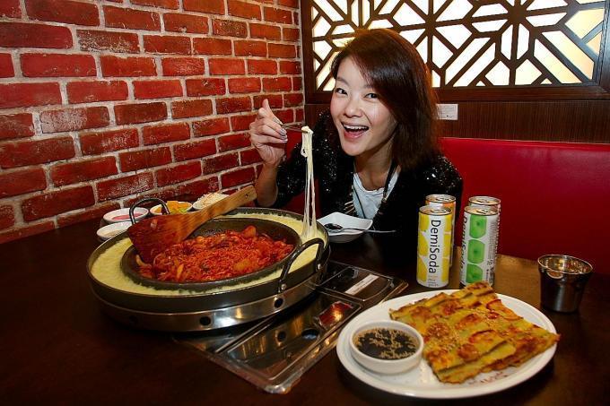 TNP__M's tweet photo. Celeb chow with model-actress Sheila Sim https://t.co/BlTQzG0h23 https://t.co/1zbedA75Ln
