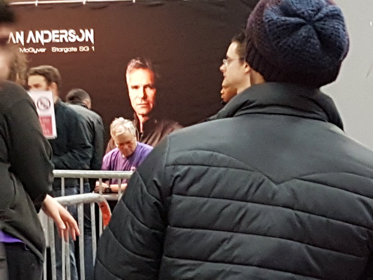 o0Takin0o's tweet photo. Richard Dean Anderson #ColonelONeill #MacGyver plus sympa que le gas qui empêche de prendre les photos 😁 https://t.co/Zo57k2jzS4