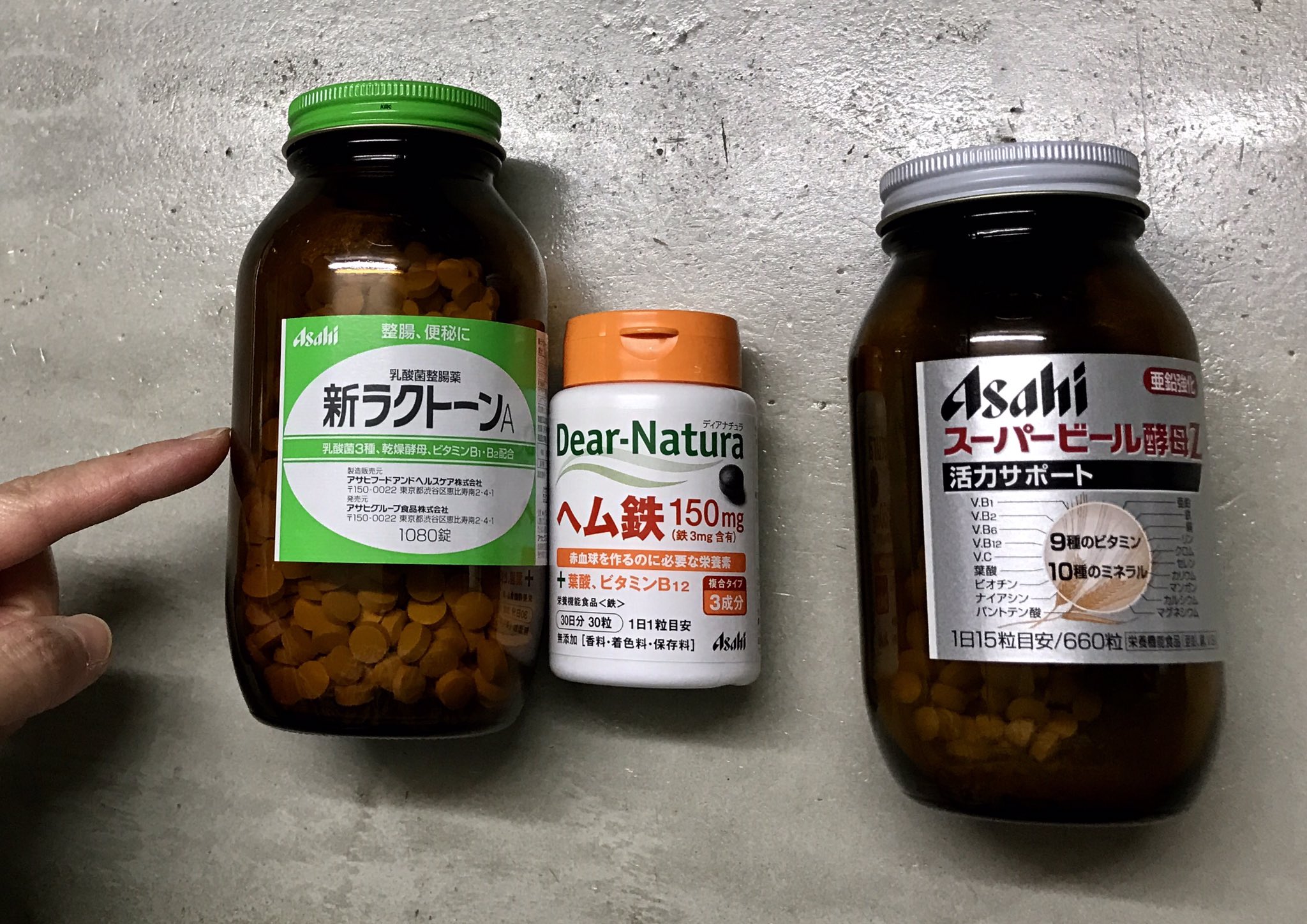 Klondike Twitterren やはり市販品は成分がほとんど入っていないらしいんです 皮膚に良いものは皮膚科で頂いてるんですが 医者で貧血の症状ありとの事で アサヒのヘム鉄飲んでます 気分の落ちがなくなりました ラクトーンは便秘対策