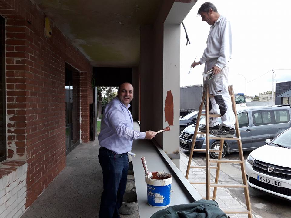 Resquitx's tweet photo. El Rubèn sempre disposat a donar un cop de mà.
Pinta que pintaràs... 🖌 i la façana del #Resquitx bonica deixaràs. #ReStyiling https://t.co/zbyCS7HzHQ