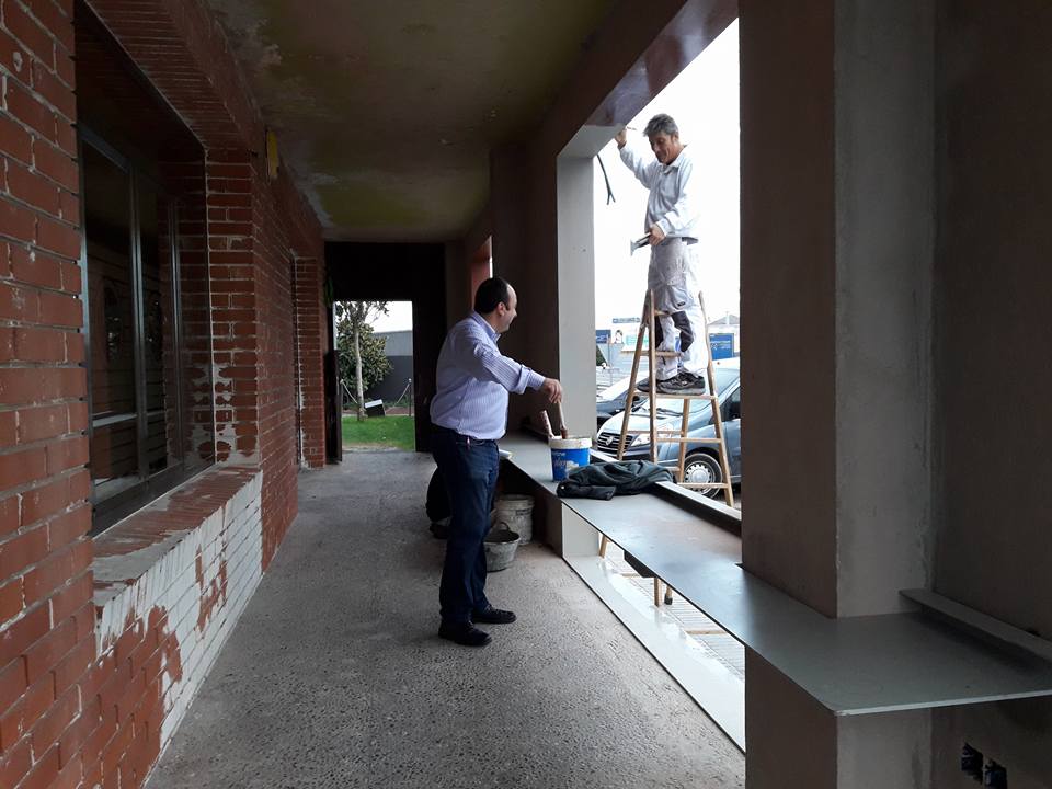 Resquitx's tweet photo. El Rubèn sempre disposat a donar un cop de mà.
Pinta que pintaràs... 🖌 i la façana del #Resquitx bonica deixaràs. #ReStyiling https://t.co/zbyCS7HzHQ