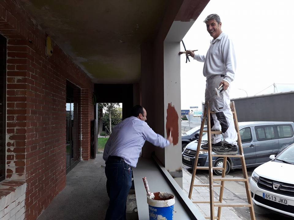 Resquitx's tweet photo. El Rubèn sempre disposat a donar un cop de mà.
Pinta que pintaràs... 🖌 i la façana del #Resquitx bonica deixaràs. #ReStyiling https://t.co/zbyCS7HzHQ
