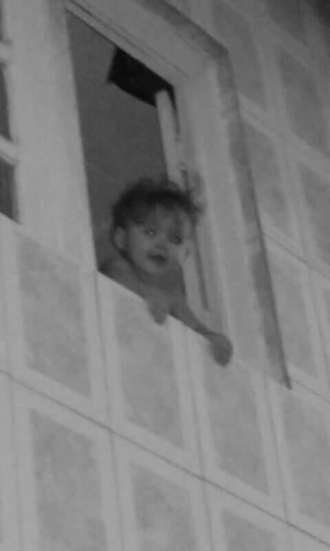 hobimila's tweet image. uns não viram nada e outros um bebê, os que enxergam o bebê podem ver a dimensão paranormal...
e vocês? o que viram nessa foto?