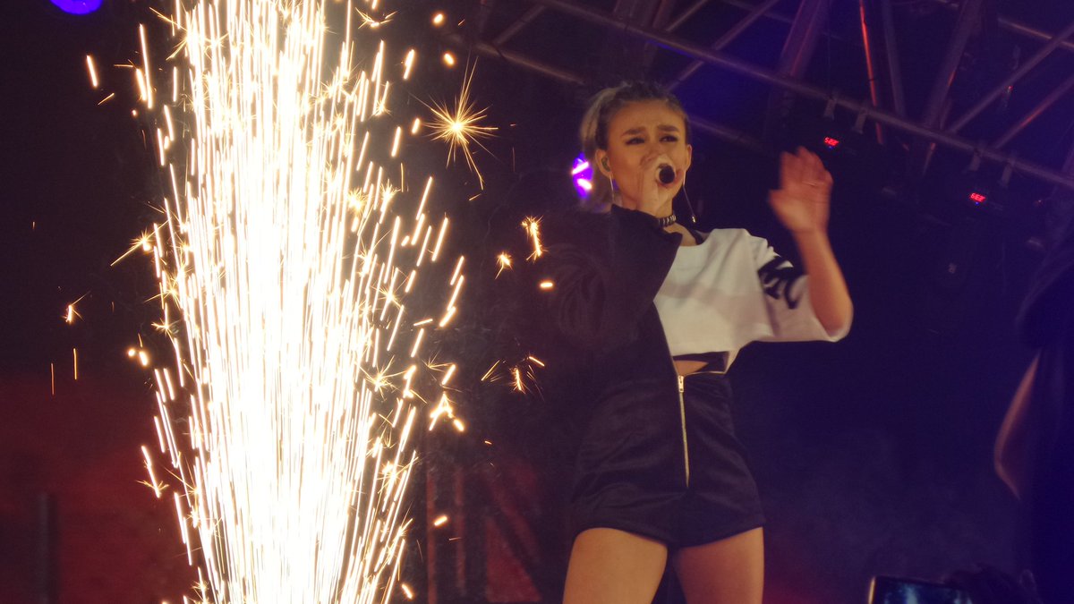 TEAMAGNEZMO's tweet photo. AGNEZ MO Membuka Konser #TheJourneyGLOBALTV Dengan Lagu "MUDA (Le O Le O)" Stay Tune Terus di GLOBAL TV ✌ #AGNEZMOTheJourneyGTV @NICofficial https://t.co/tBakngO14J