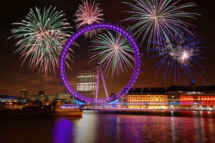 London new year. Новый год в Лондоне. Лондонский глаз новогодний. Лондонский глаз в праздники. Салют в Англии на новый год.