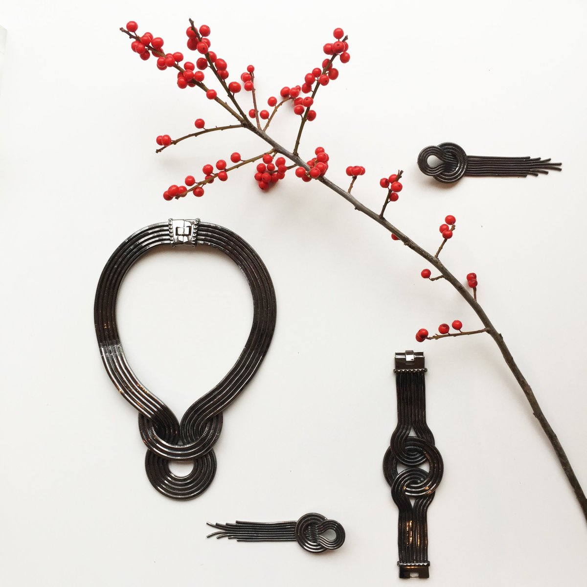 The Design Classics are now available in Black Rhodium - the perfect colour for your Christmas parties! Shop now: larabohinc.com/design-classic…