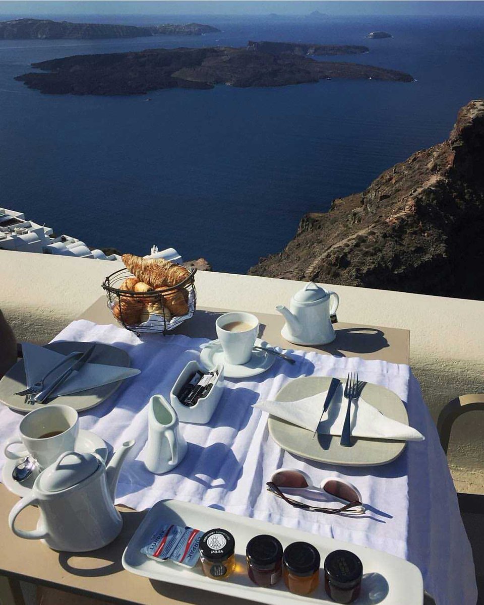 KapariSantorini's tweet image. Breakfast in linen kaparisantorini.gr #kaparisantorini #greece #santorini #hotel #travel #luxury #vacation #ttot