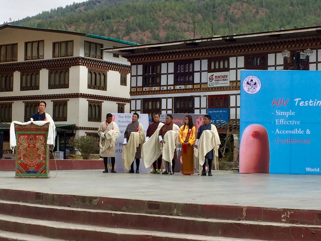 Dwangdi08's tweet photo. Hugging &amp; kissing will not spread HIV ... Ignorance will - #WorldAidsDay #Thimphu. https://t.co/Iu0W0hYhIG