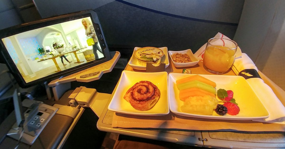 patstravelrevu's tweet photo. #Breakfast #movie #AmericanAirlines #Firstclassmeal #STL #PHX https://t.co/QkuQsLWEbY #avgeek #aviation #inflightfeed #planefood #Firstclass https://t.co/S44B2s4TgS