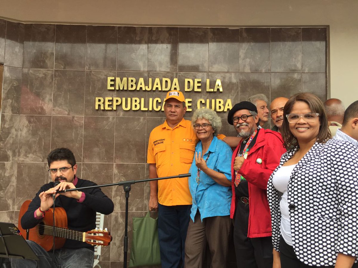 CarylBertho's tweet photo. Hoy todo el equipo de @GobiernoAragua  presente en la Embajada de Cuba rindiéndole honores al líder Fidel Castro @TareckPSUV https://t.co/Oc75XN5nB5