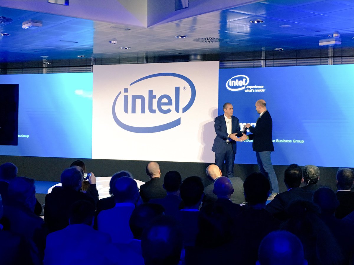 intelitalia's tweet photo. .@microsoftitalia tra i primi a adottare la fotonica del silicio #Intel: @robandre ci spiega come fare #DigitalTransformation #IntelSummit16 https://t.co/lBaRjiOsuL