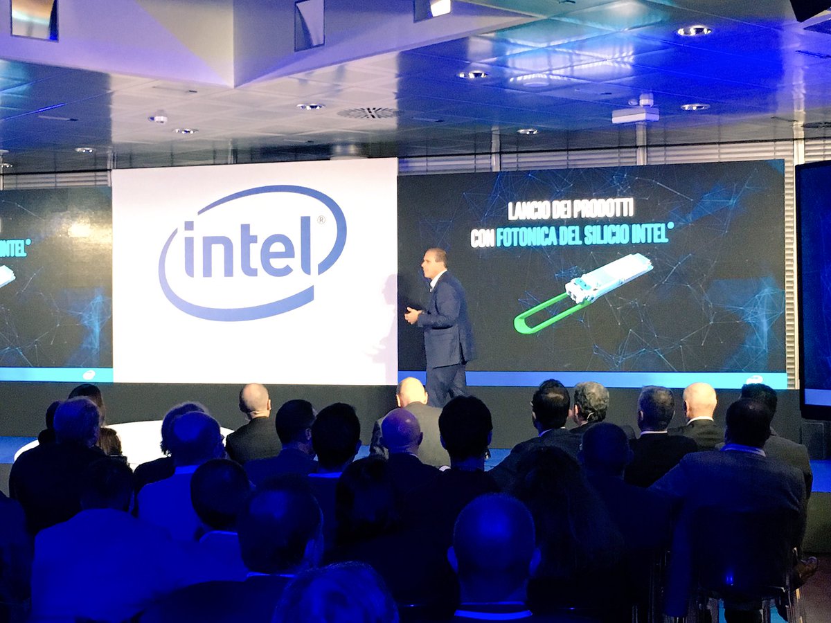 intelitalia's tweet photo. .@microsoftitalia tra i primi a adottare la fotonica del silicio #Intel: @robandre ci spiega come fare #DigitalTransformation #IntelSummit16 https://t.co/lBaRjiOsuL