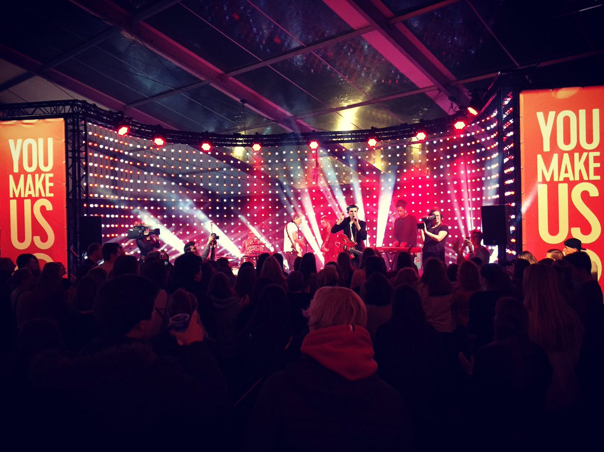 banditsnet's tweet photo. Live in Gent for @Qmusic_BE. #rodeneuzendag https://t.co/z105o2YE7c