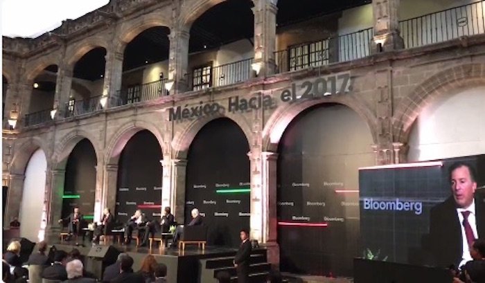 SinEmbargoMX's tweet photo. #BloombergMX2017 México “no ha desarrollado un mercado interno” que lo ayudaría a su crecimiento: Sebastián Briozzo https://t.co/JdobpKNcBE https://t.co/13Rf4PbRW7