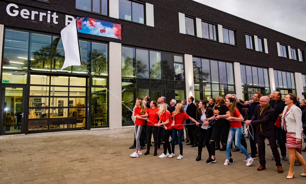 psgpurmerend's tweet photo. Ein-de-lijk! Wat erin zit, staat er nu ook op! @harryrotgans en leerlingen onthullen naam van @RietveldPSG @psgpurmerend #Scholeneiland https://t.co/GaM44Bynn3