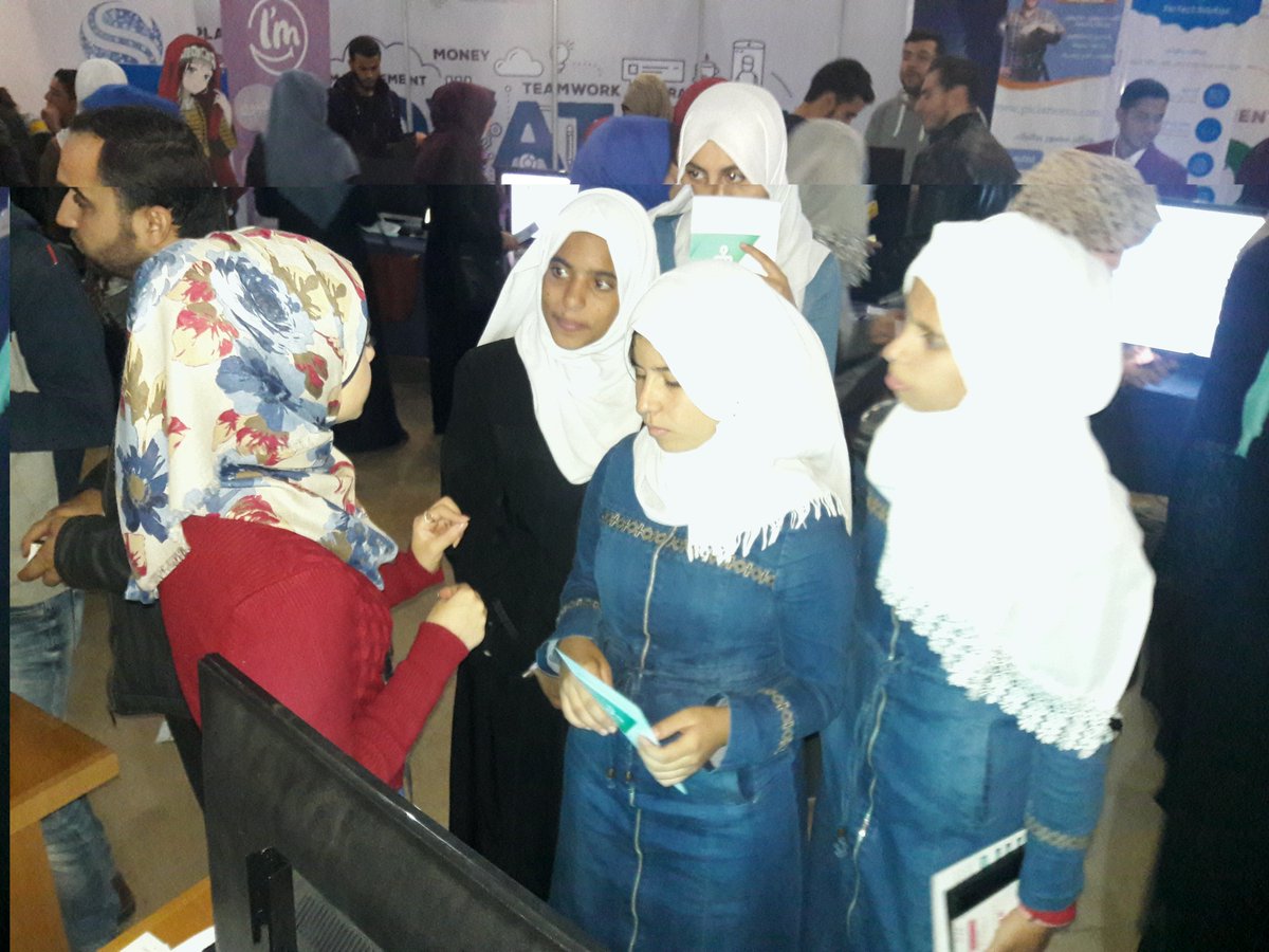 tashbeak7's tweet photo. فعاليات اليوم الثالث والاخير من المعرض ما زالت مستمرة, والزوار من كافة الفئات العمرية ما زالوا يتوافدون. 
#tashbeak #expotech2016 https://t.co/Tv0AifS9pO