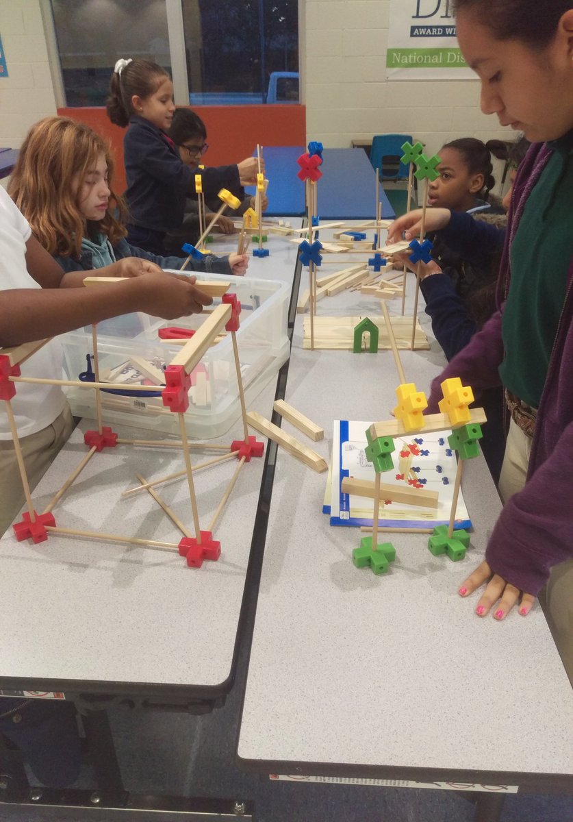 Hola_withHdz's tweet photo. #makerspace mornings at @BartonBuff @IrvingLibraries @irvingisd @iisd_ilearn #irvingreads #BartonHERD #irvingisdproud #legos #guidecraft https://t.co/zZgEUbxO71