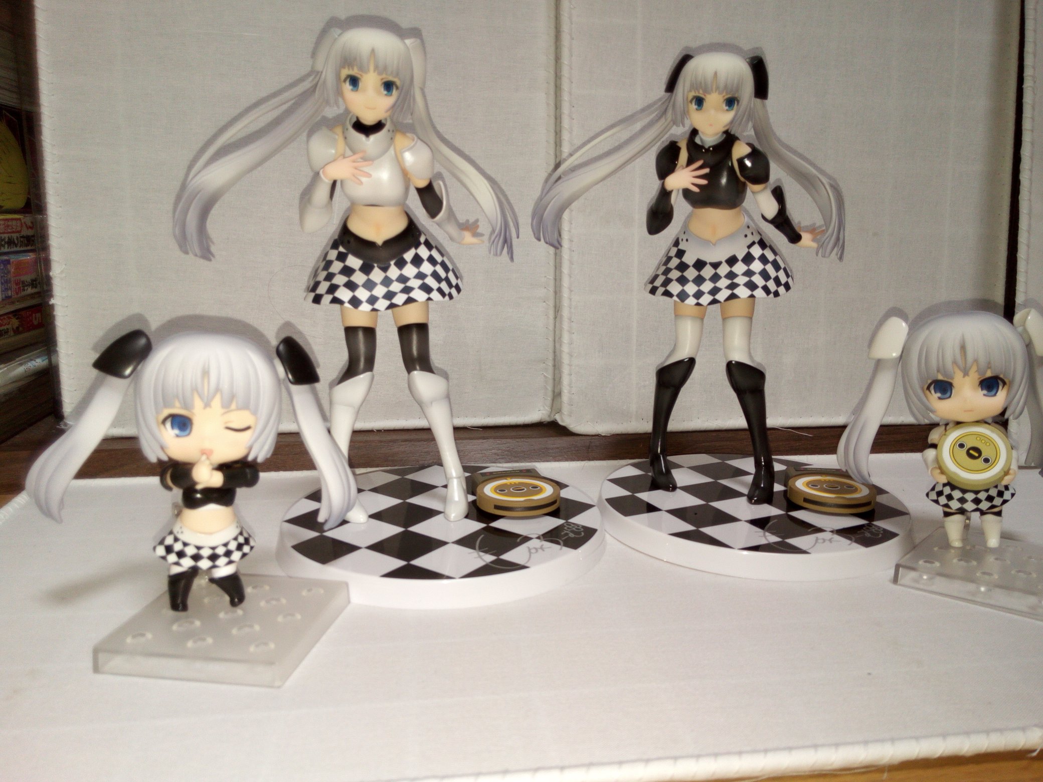 Mamachi 01 Sur Twitter ベルファインのミス モノクローム フィギュア ノーマル版とブラック版両方共届いた ノーマルは笑顔 ブラックはキョトンとした表情 台座にはモクちゃんのサイン ルーちゃん はクレイドルは台座にはめ込み 向きは自由に変えられる でルー
