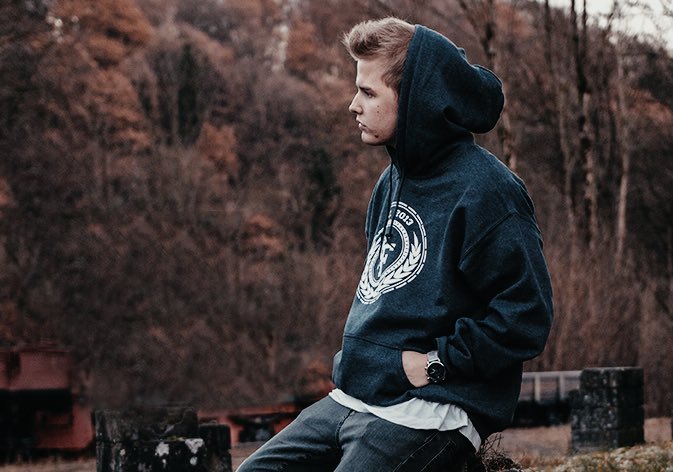 Dieser graue Hoody kommt auch am Sonntag in den Shop auf kayef.de 🙌 Wer gönnt sich? 👀