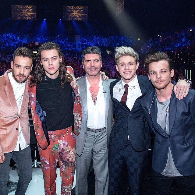 glittermagazine's tweet photo. Crying because #5YearsOfUpAllNight! @onedirection https://t.co/68OHLnAGBb https://t.co/eLavZT0Ydh