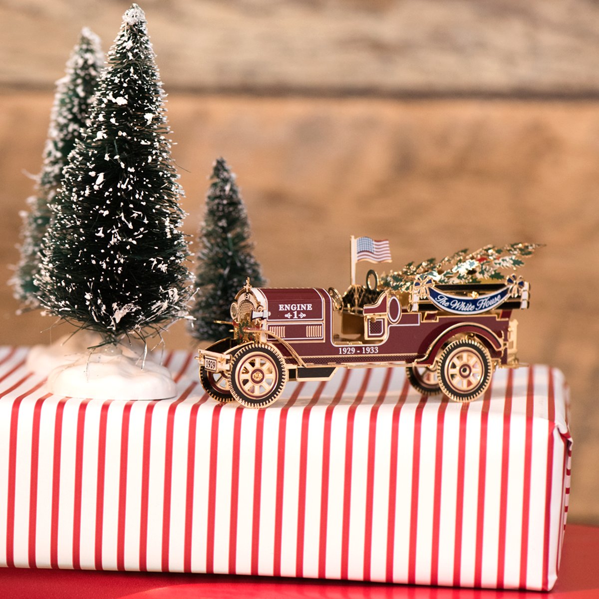 WhiteHouseHstry's tweet photo. Learn the story of the official 2016 White House Christmas Ornament, now on sale: https://t.co/QxNaFiR0Iz https://t.co/bKDQlxNlx8
