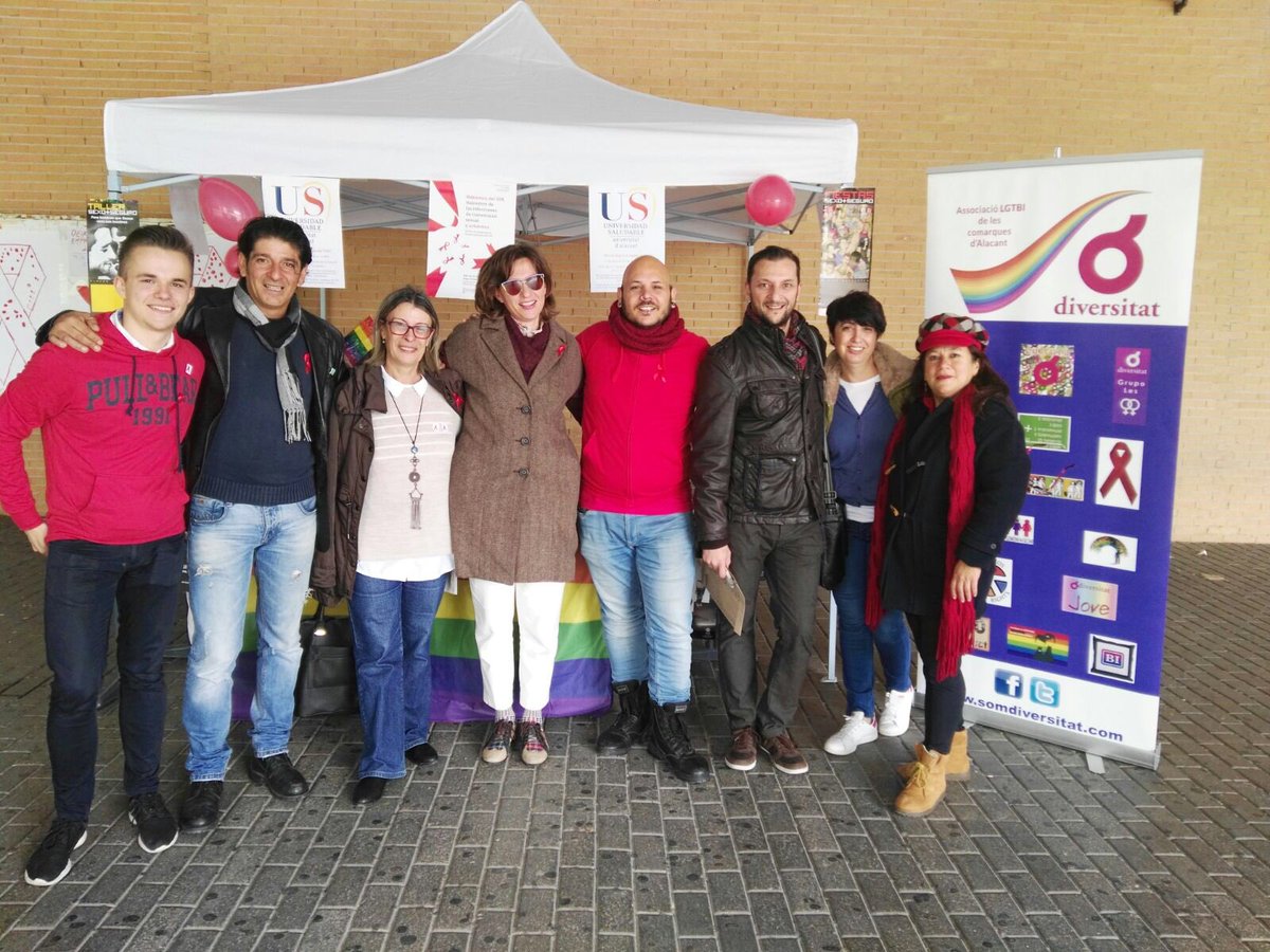 antonioabadg's tweet photo. Lxs compañerxs de @diversitat y @UAdiversidad en el #DiaMundialContraElSida sensibilizando e informando. Rompiendo prejuicios! https://t.co/FeHFSE4JDd