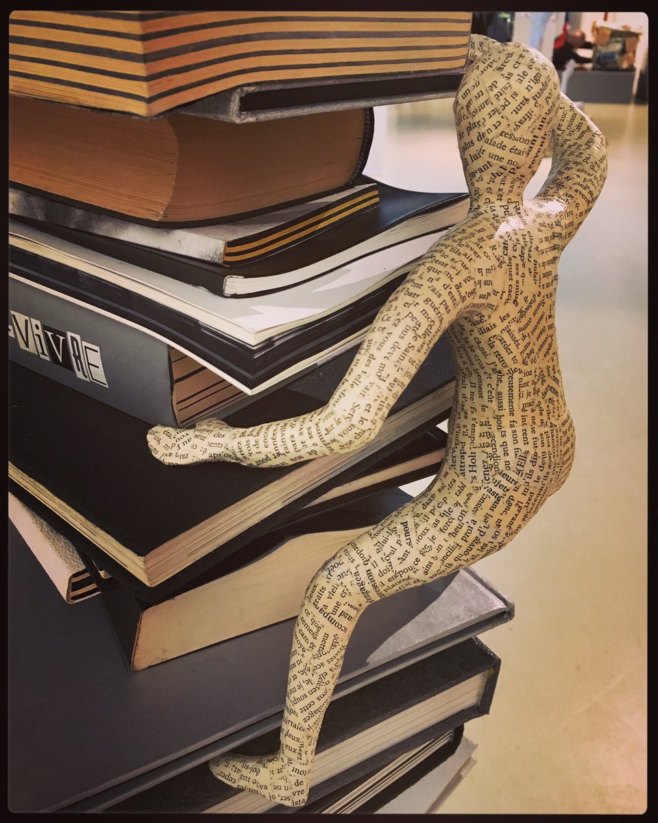 DaphBertrand's tweet photo. #Expo #Namur #PopUpTheVolume #GalerieDuBeffroi jusqu'au 22/01. #recyclage #VieuxLivres #Art https://t.co/m7k0rvhV6K