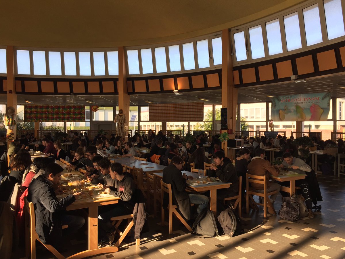 SaintExMantes's tweet photo. Ambiance créole ce midi à la cantine, avec la participation de l'association créole et Guyannaise de Mantes #Creole #MenuATheme #Cantine https://t.co/3mVJUe2H5K