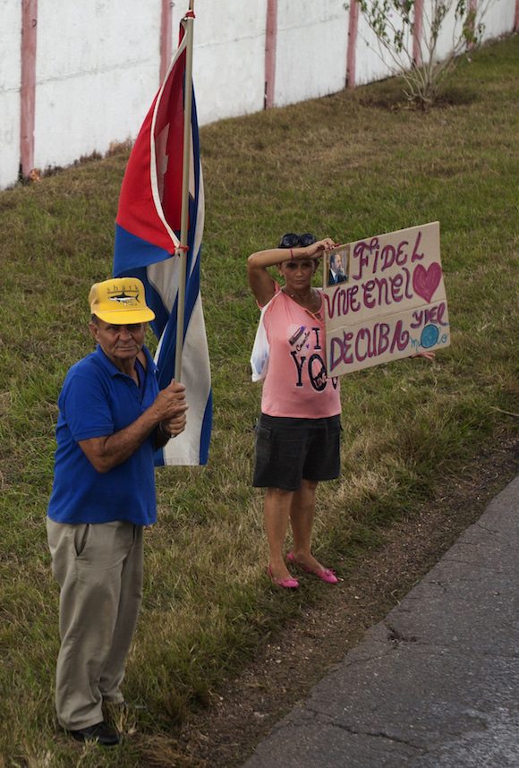 TobleroneCubano's tweet photo. Caravana #TributoaFidel. Véalo aquí desde 23:59 horas 30/11 hasta 8:12 horas 1/12,… https://t.co/04JYowWEjQ https://t.co/haOoKXoVSD