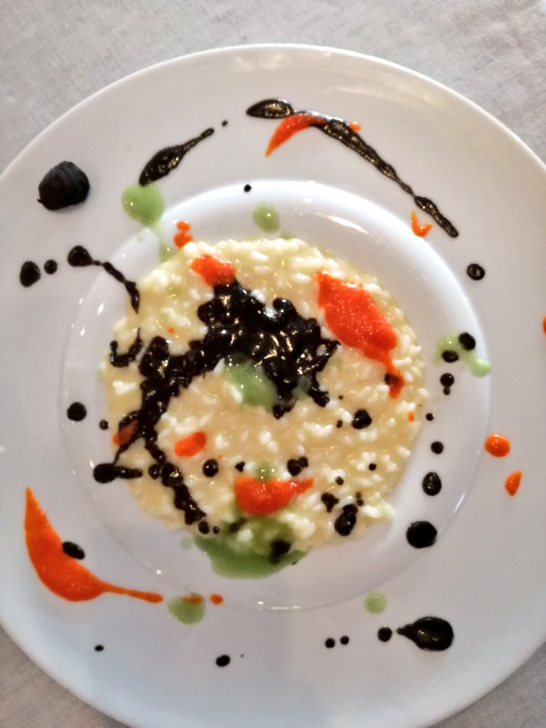 robcastrichella's tweet photo. Comunque, come vedete, qui va tutto alla grande, grazie a @Chef_Conti! #trussardiallascala https://t.co/KGRNE2YZeW