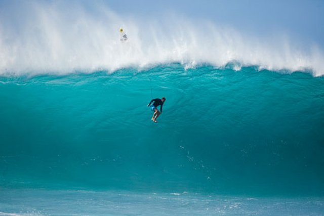 LabelparkFR's tweet image. Anthony Walsh abandonne le navire à Pipeline⬇🌊😱 
📸 @Joliphotos
