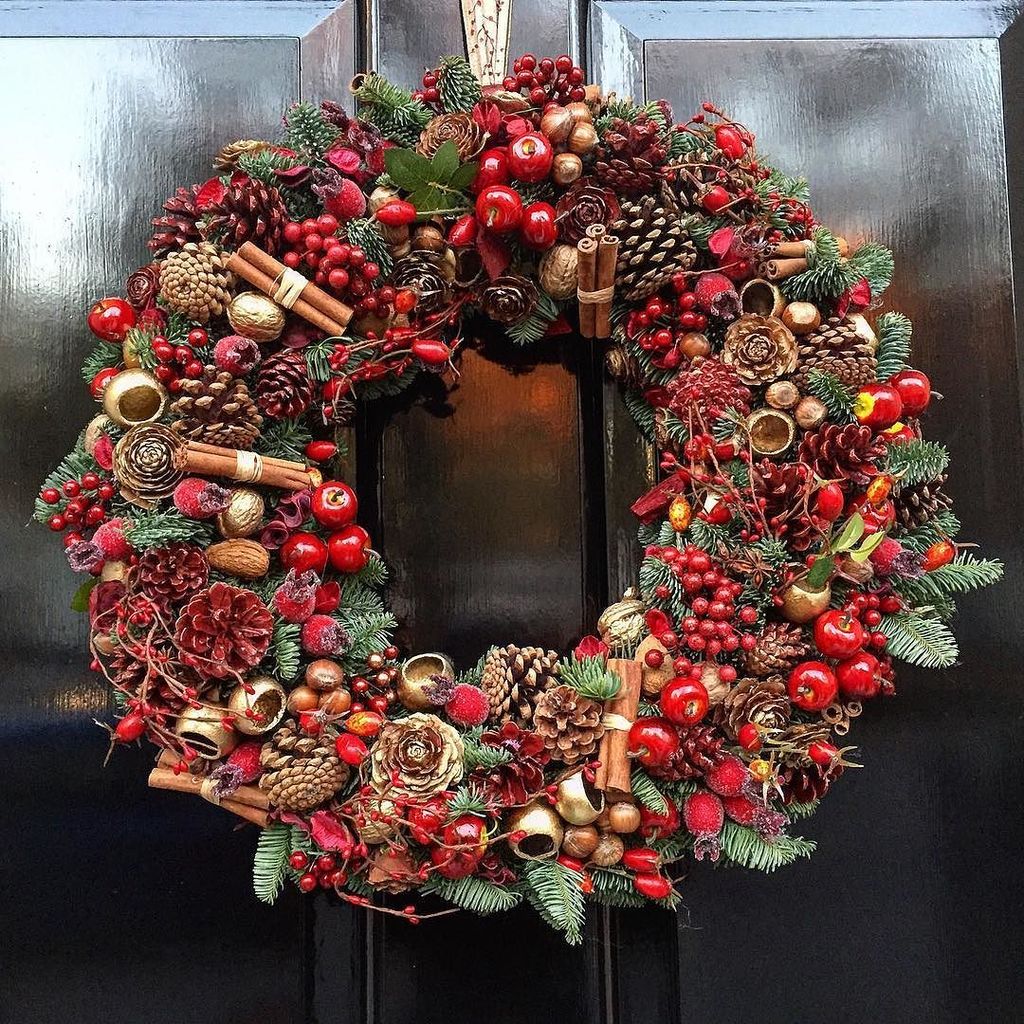 TotalSalads's tweet photo. One of my favourite things about strolling around London in the winter is spotting sumptuous Christmas wreaths hang… https://t.co/HbxJklzdcP