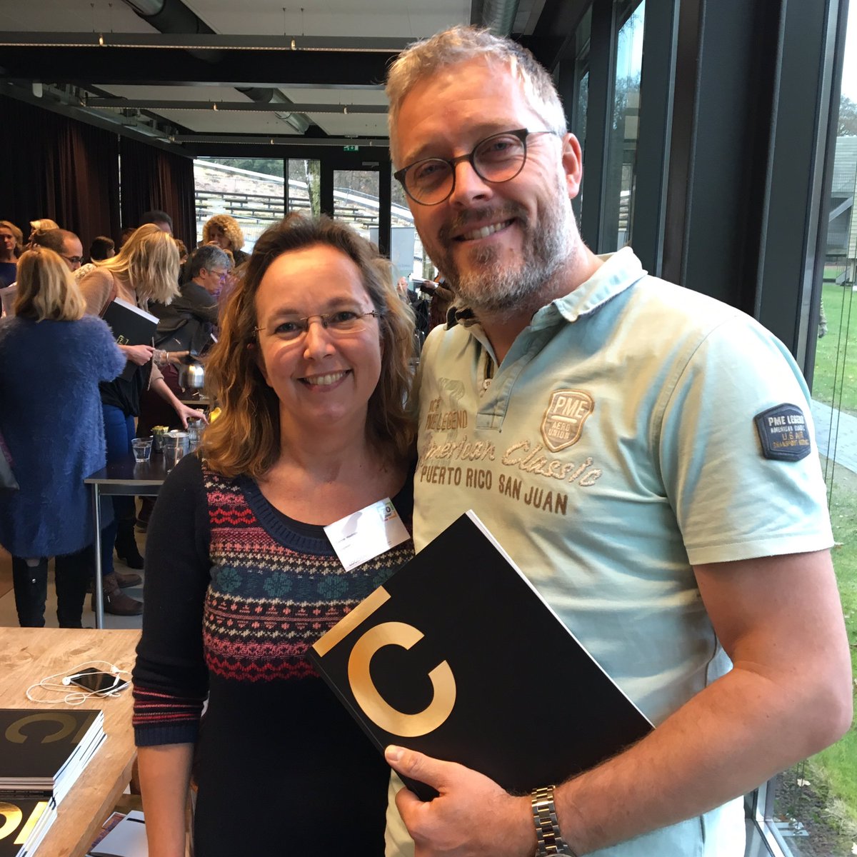 Celianoor's tweet photo. Trotse @sandergrip en @Corineha delen jubileumnummer C uit. @Logeion 70 jaar!! https://t.co/JmeYOY8WP6