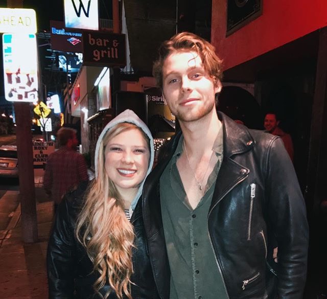5sosxsp_updates's tweet photo. Luke con una fan en LA hace unos dias!  https://t.co/SSr21XmZes