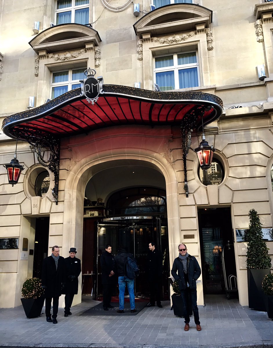 Devant le Royal Monceau à Paris pour présenter la série de Gaumont et M6 à la presse. <a href="/XOeditions/">XO Editions</a>