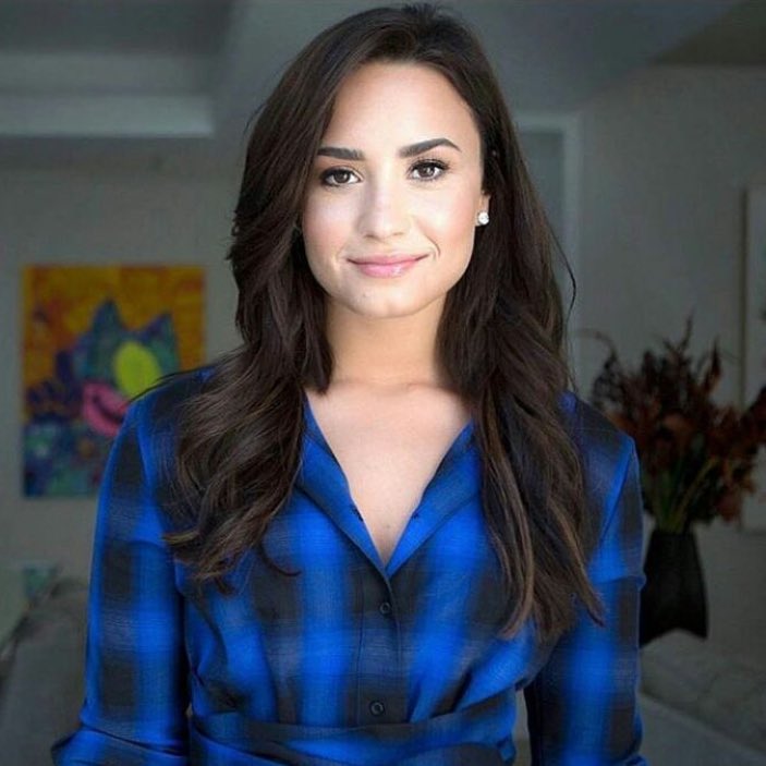 lovatic_fam_'s tweet photo. I need @ddlovato to colab with @TheChainsmokers 
i just think that the song would be AMAZING 😍 https://t.co/5pF8QDJHff