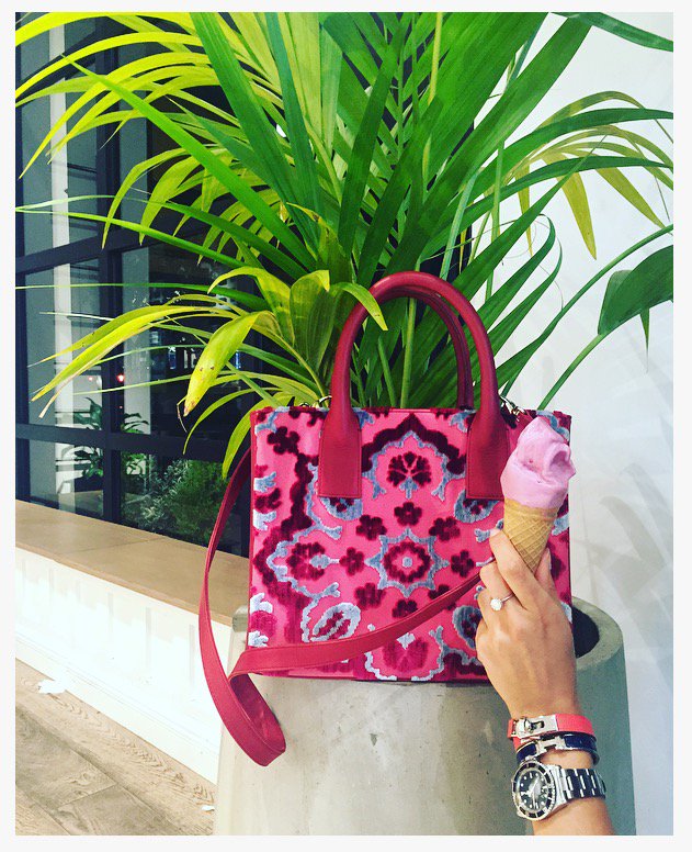 BvlVenezia's tweet photo. When a bag pretends to be a pineapple!
#bvlvenezia #velvet #bag #colors #summervibes #fashion https://t.co/yVu4Go0519