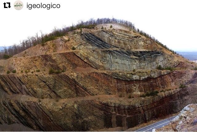GeotechTips's tweet photo. Diversos estratos de roca sedimentaria plegados para formar un amplio sinclinal| Sideling Hill, Maryland, EEUU 🇺🇸 

#geología https://t.co/uq2LHUSK5s
