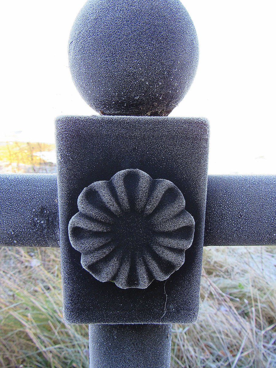 AliDiva_'s tweet photo. There was even frost on the beach in Hythe for the 1st day of winter @HytheLibrary @hantsconnect @GreenHampshire @HampshireLife @LymoTweetUp https://t.co/6T5dxz28F7