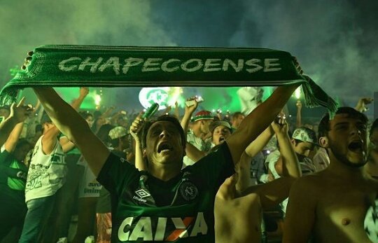 PadreBostero's tweet photo. 'Ohh no te olvidaremos, ésta copa, se va al cielo...' Eso cantaban Los del Sur. (Hinchada Atlético Nacional) 
Emociona escuchar el tema https://t.co/cstJ1FKmO6