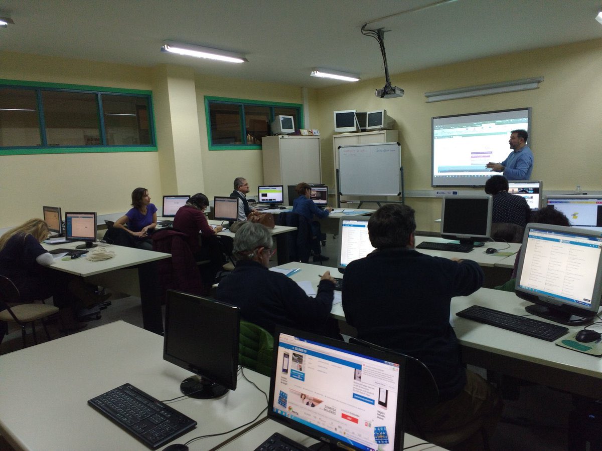 TeacherAMB's tweet photo. Ayer @fcojaviercubas terminó la formación de #Office365 en @CFIE_Segovia Muchas ideas nuevas para llevar al aula #MIEExpert https://t.co/1cxxFiQTXn