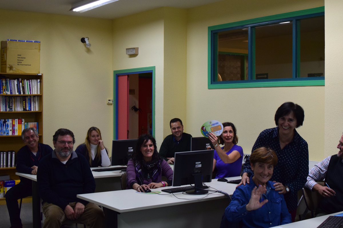 TeacherAMB's tweet photo. Ayer @fcojaviercubas terminó la formación de #Office365 en @CFIE_Segovia Muchas ideas nuevas para llevar al aula #MIEExpert https://t.co/1cxxFiQTXn